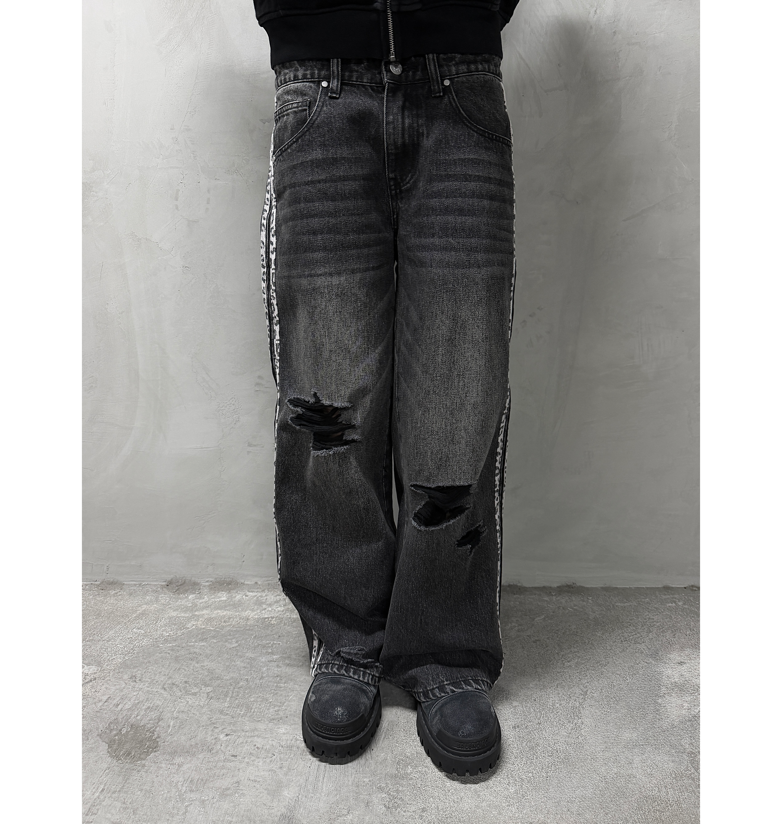 CLAWED SNOW LEOPARD JEANS