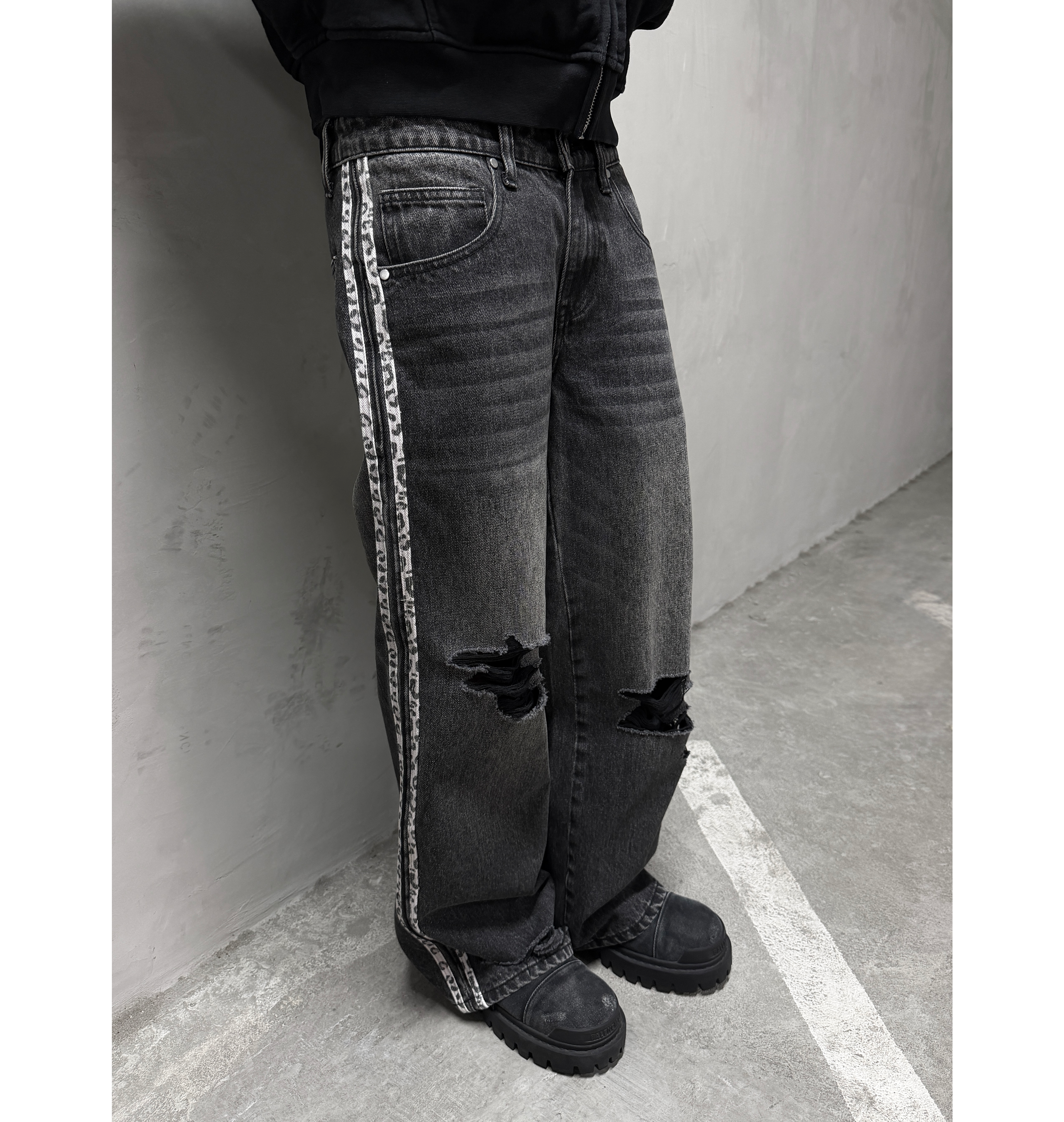 CLAWED SNOW LEOPARD JEANS