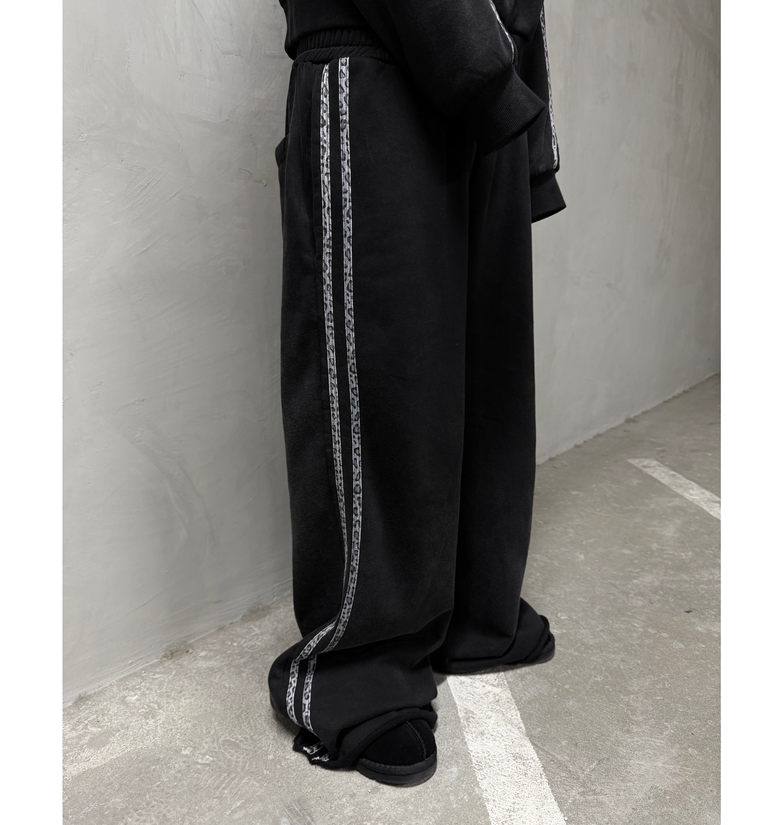 SNOW LEOPARD SWEATPANTS